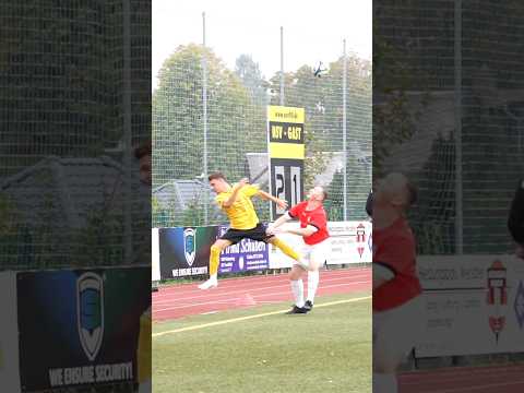 Eigentlich sind die Augen ja nur auf den Ball gerichtet … eigentlich. 👀⚽😉😅